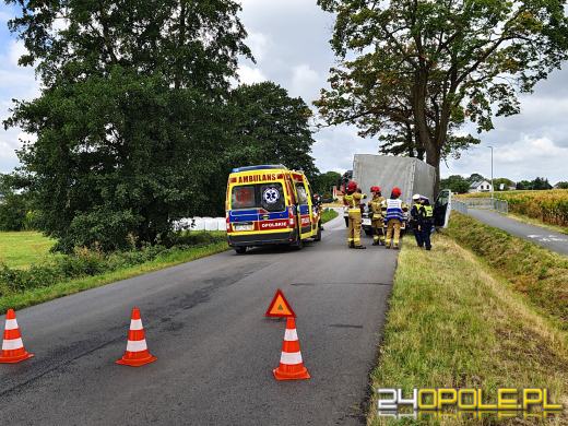 Samochód uderzył w drzewo. Droga do Turawy zamknięta