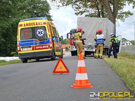 Samochód uderzył w drzewo. Droga do Turawy zamknięta