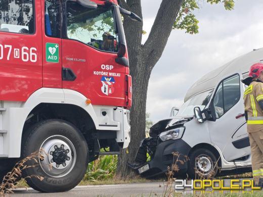 Samochód uderzył w drzewo. Droga do Turawy zamknięta