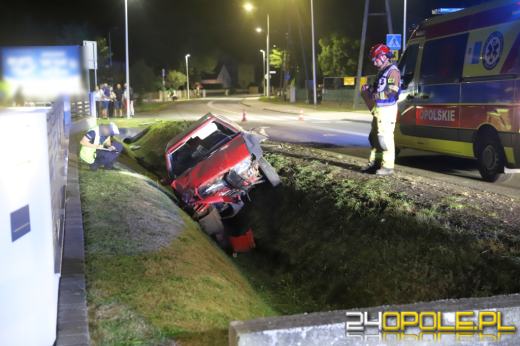Skoda zakończyła jazdę w rowie. Kierowca na podwójnym gazie