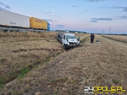 Autolaweta dachowała na A4. Pasażer trafił do szpitala