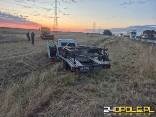 Autolaweta dachowała na A4. Pasażer trafił do szpitala
