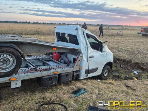 Autolaweta dachowała na A4. Pasażer trafił do szpitala