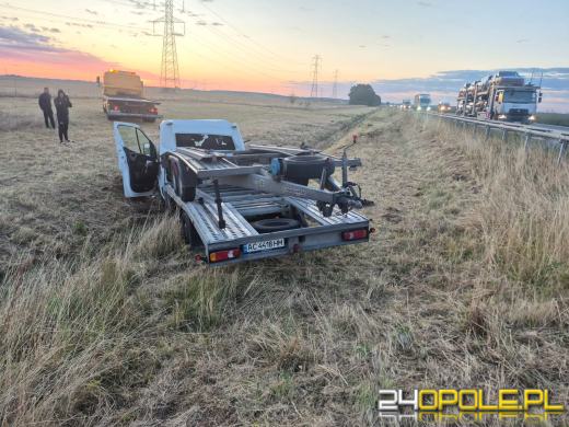 Autolaweta dachowała na A4. Pasażer trafił do szpitala