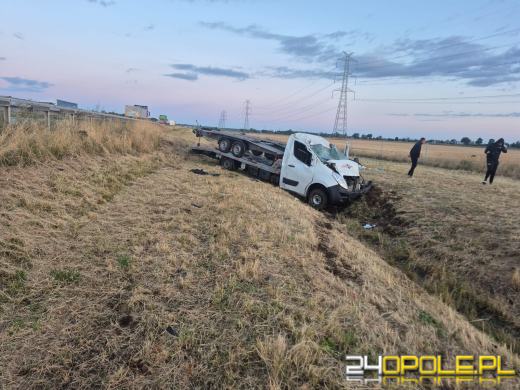 Autolaweta dachowała na A4. Pasażer trafił do szpitala
