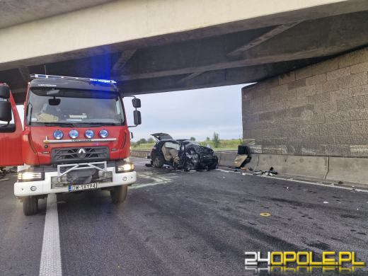 BMW uderzyło w filar wiaduktu na A4. Trzy osoby trafiły do szpitali