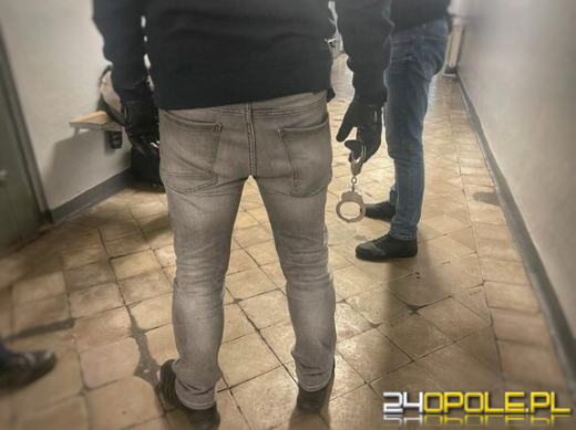 Leżał na klatce schodowej. Gdy policjanci chcieli mu pomóc, zaczął im grozić