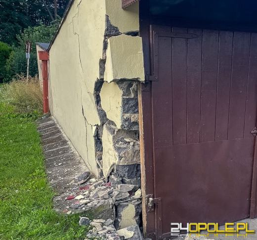 Najpierw uszkodził garaż, a potem odjechał