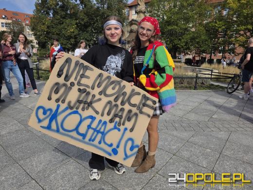 "Nie chcę, żeby ktoś mi mówił, kogo mam kochać". Marsz Równości przeszedł ulicami Opola