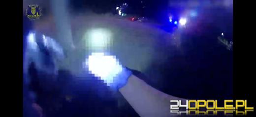 Uciekał rowerem przed policjantami, wyrzucając po drodze amfetaminę (nagranie z interwencji)