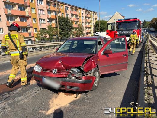 Zderzenie dwóch samochodów na estakadzie w Opolu