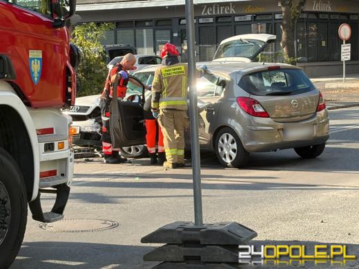 Zderzenie na przejeździe kolejowym przy ulicy Luboszyckiej. Wstrzymano ruch pociągów