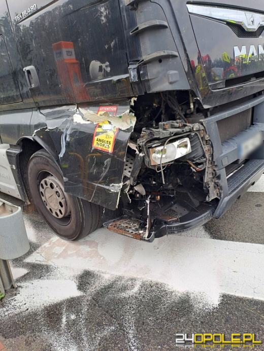Kolizja dwóch ciężarówek na A4. Zablokowany prawy pas w kierunku Wrocławia