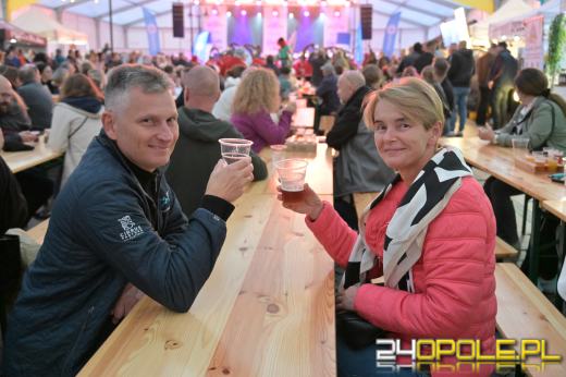 Pierwsza beczka odszpuntowana na opolskim Rynku