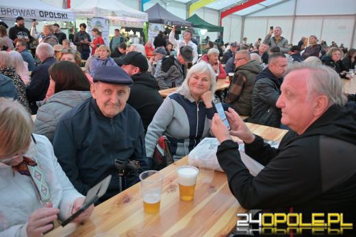 Pierwsza beczka odszpuntowana na opolskim Rynku