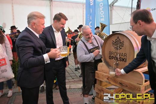 Pierwsza beczka odszpuntowana na opolskim Rynku