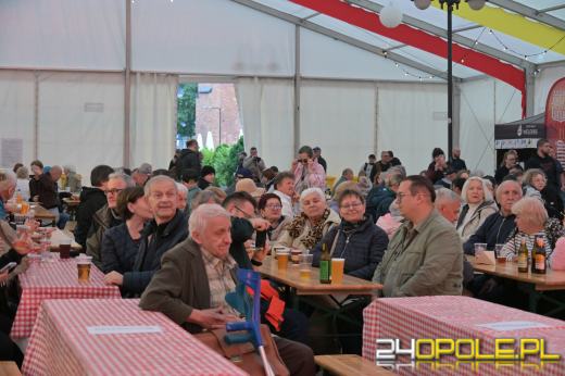 Pierwsza beczka odszpuntowana na opolskim Rynku