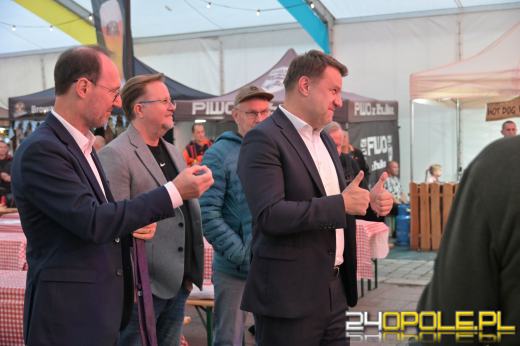 Pierwsza beczka odszpuntowana na opolskim Rynku
