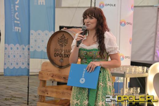 Pierwsza beczka odszpuntowana na opolskim Rynku