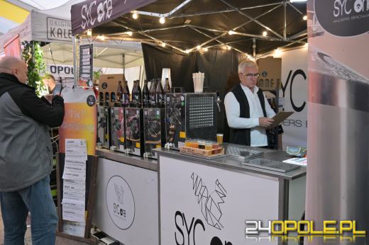 Pierwsza beczka odszpuntowana na opolskim Rynku