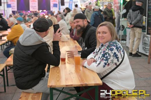 Pierwsza beczka odszpuntowana na opolskim Rynku