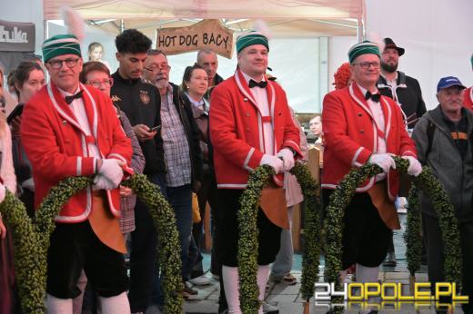 Pierwsza beczka odszpuntowana na opolskim Rynku