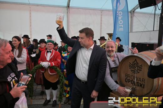 Pierwsza beczka odszpuntowana na opolskim Rynku