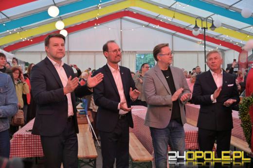 Pierwsza beczka odszpuntowana na opolskim Rynku