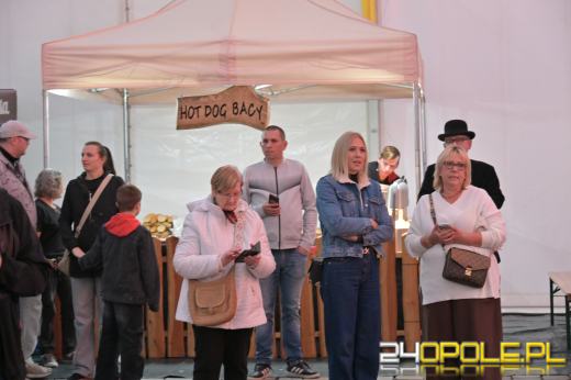 Pierwsza beczka odszpuntowana na opolskim Rynku