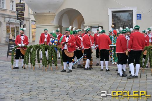 Pierwsza beczka odszpuntowana na opolskim Rynku
