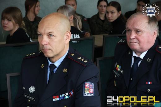Policjanci z różnych stron świata na jednej lekcji w Prószkowie