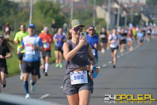Ponad 21 kilometrów ulicami Opola. Półmaraton przyciągnął biegaczy i kibiców