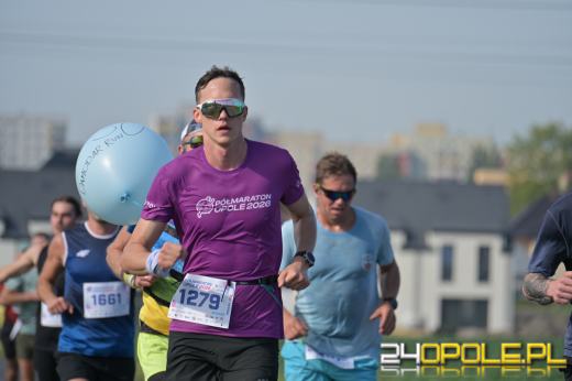 Ponad 21 kilometrów ulicami Opola. Półmaraton przyciągnął biegaczy i kibiców