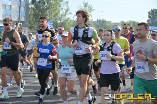 Ponad 21 kilometrów ulicami Opola. Półmaraton przyciągnął biegaczy i kibiców