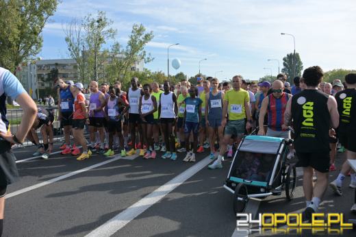 Ponad 21 kilometrów ulicami Opola. Półmaraton przyciągnął biegaczy i kibiców
