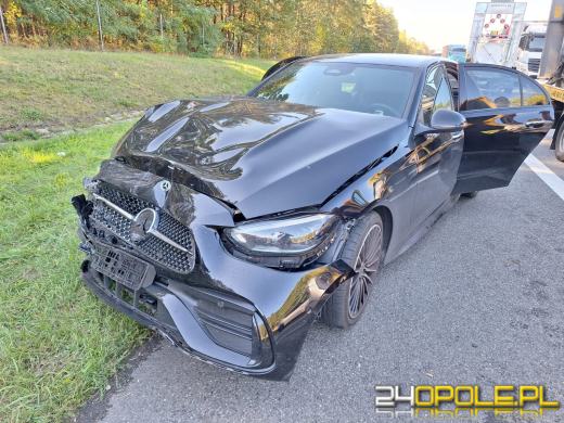Kolizja na A4 pod Opolem. Mercedes uderzył w przyczepkę służb drogowych