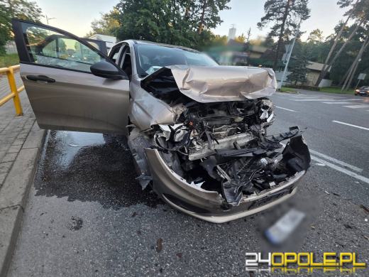 Autobus szkolny zderzył się z osobówką w Strzelcach Opolskich