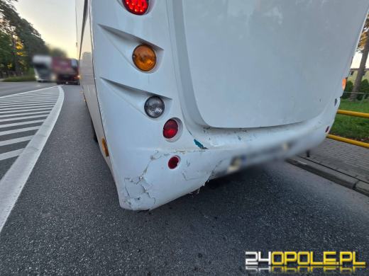 Autobus szkolny zderzył się z osobówką w Strzelcach Opolskich
