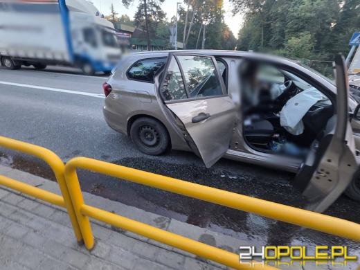 Autobus szkolny zderzył się z osobówką w Strzelcach Opolskich