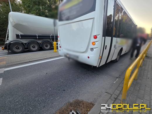 Autobus szkolny zderzył się z osobówką w Strzelcach Opolskich