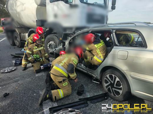 Wypadek na DK94 w Strzelcach Opolskich. Jedna osoba ranna. Droga zablokowana
