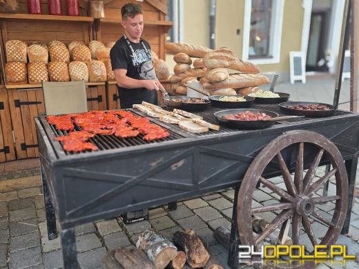 Jarmark Świętego Michała trwa na opolskim Rynku. Dziś fireshow i warsztaty