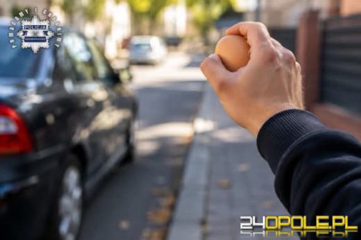 Rzucali jajkami w przechodniów z jadącego samochodu - ponieśli konsekwencje
