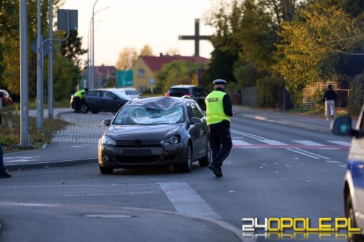 18-latka uderzyła oplem w drzewo. W samochodzie było dwóch 15-latków
