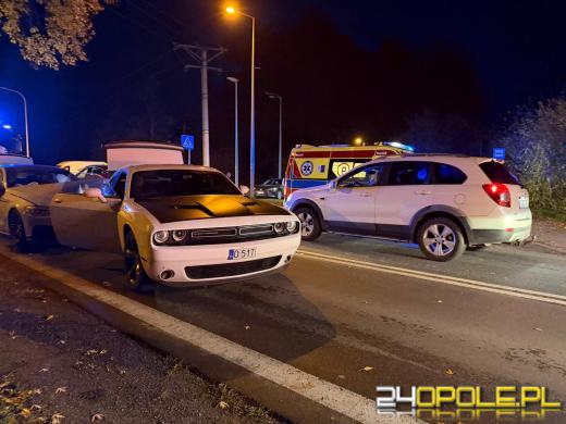 Zderzenie BMW z Dodge'em Challengerem na ulicy Krapkowickiej