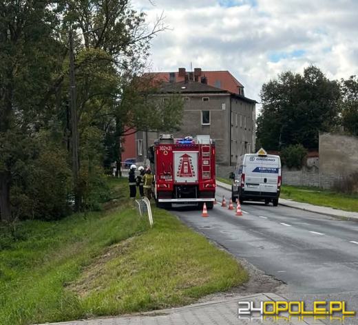 Samochód uderzył w słup energetyczny w Prószkowie