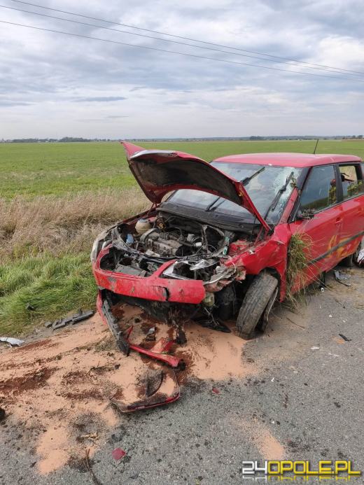 Dachowanie samochodu na drodze do Objazdy. 18-latka trafiła do szpitala, droga zablokowana