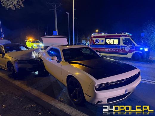 Zderzenie BMW z Dodge'em Challengerem na ulicy Krapkowickiej
