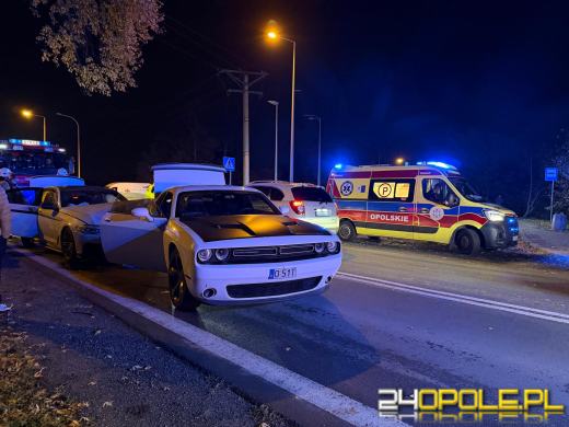 Zderzenie BMW z Dodge'em Challengerem na ulicy Krapkowickiej