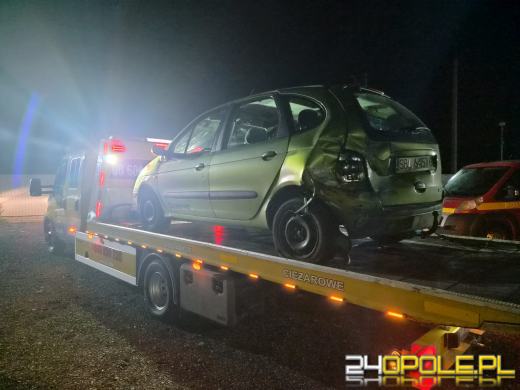 Zderzenie dwóch samochodów na DW463. Jedna osoba trafiła do szpitala
